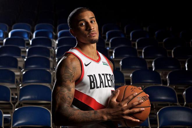 同时中场的 同时中场的